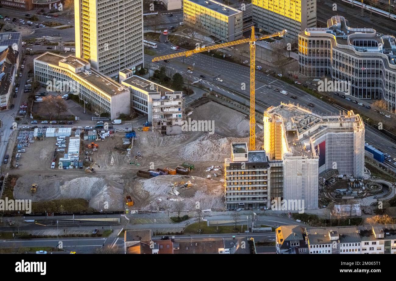 Luftaufnahme, Abrissgebäude Ypsilon des RWE-Hauptquartiers Essen in der Huyssenallee, geplantes Neubau für Bürogelände, im Abendlicht in der Halle Stockfoto