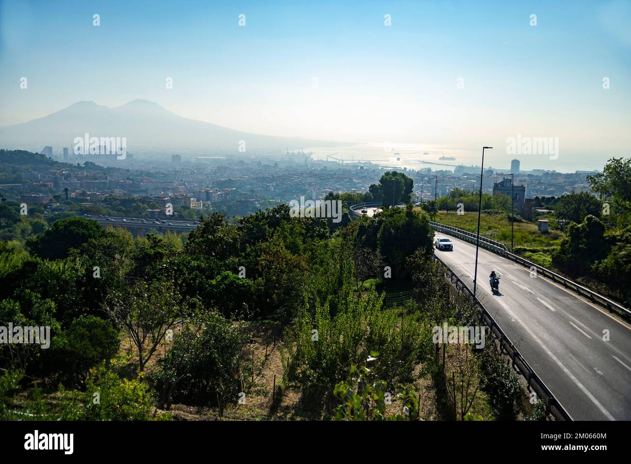 Die Stadtautobahn von Neapel nach Rom, vorbei an Neapel-Stadt und Vesuv-Vulkanszene Stockfoto