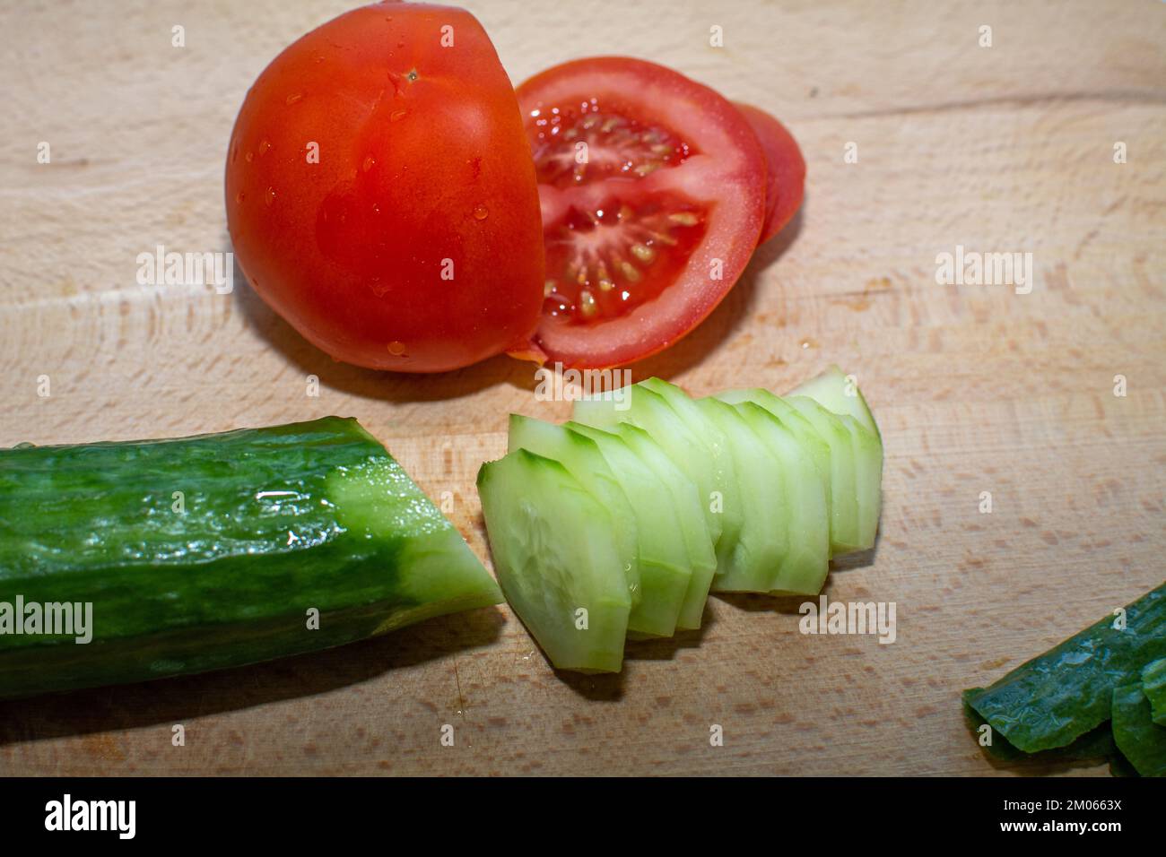 Tomaten- und Gurkenscheiben zu jeder Mahlzeit. Stockfoto