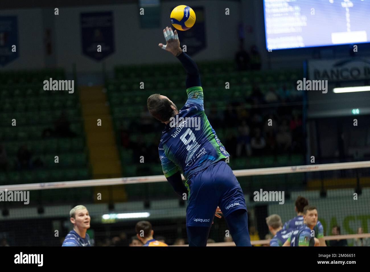 Monza, Italien. 04.. Dezember 2022. Georg GROZER (Vero Volley Monza) im Dienst während Vero Volley Monza gegen Leo Shoes Modena, Volleyball Italian Serie A Men SuperLeague Championship in Monza, Italien, Dezember 04 2022 Kredit: Independent Photo Agency/Alamy Live News Stockfoto