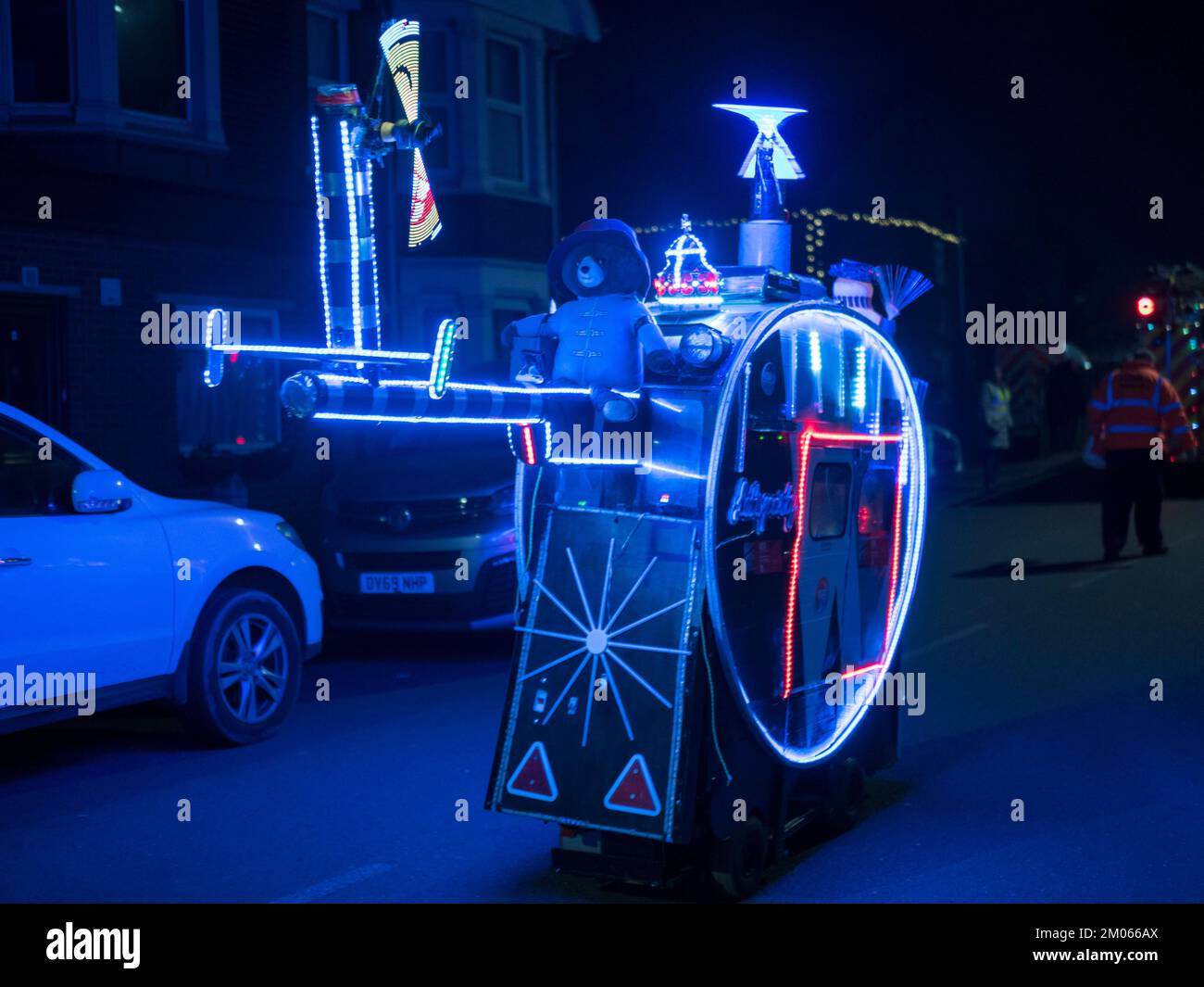 Queenborough, Kent, Vereinigtes Königreich. 4.. Dezember 2022. Queenborough in Kents jährlicher Weihnachtsbeleuchtung/Fackelparade durch die Hauptstraße, die mit einem Feuerwerk im Hafen endet. Bild: Tim Bells Roller-Helikopter sammelt Geld für die Kent Air Ambulance. Kredit: James Bell/Alamy Live News Stockfoto