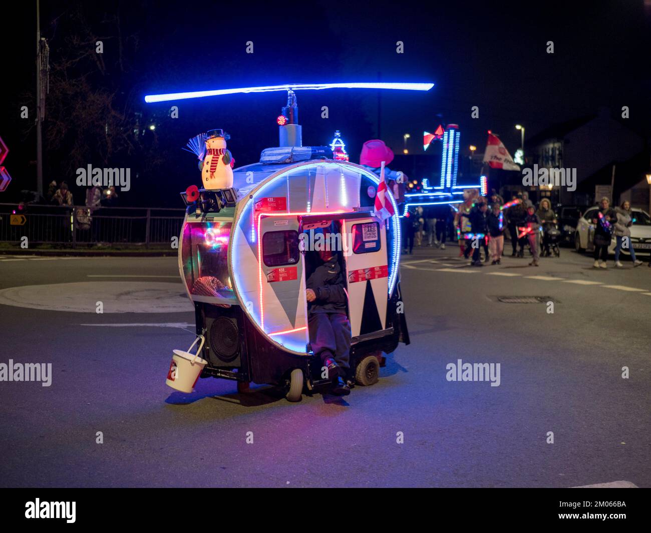 Queenborough, Kent, Vereinigtes Königreich. 4.. Dezember 2022. Queenborough in Kents jährlicher Weihnachtsbeleuchtung/Fackelparade durch die Hauptstraße, die mit einem Feuerwerk im Hafen endet. Bild: Tim Bells Roller-Helikopter sammelt Geld für die Kent Air Ambulance. Kredit: James Bell/Alamy Live News Stockfoto