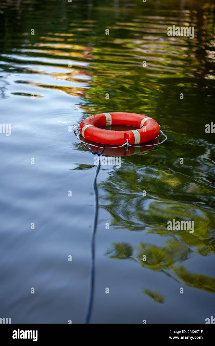 Rettungsring auf der Themse, Abingdon, Oxfordshire. Stockfoto Rettungsring auf der Themse, Abingdon, Oxfordshire. Stockfoto