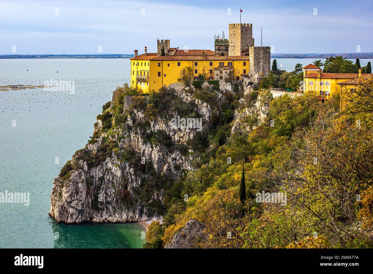 Burg Duino mit Blick auf den Golf von Triest an der Adria. Foto aufgenommen am 28.. November 2022 im Dorf Duino, Provinz Triest, Italien. Stockfoto