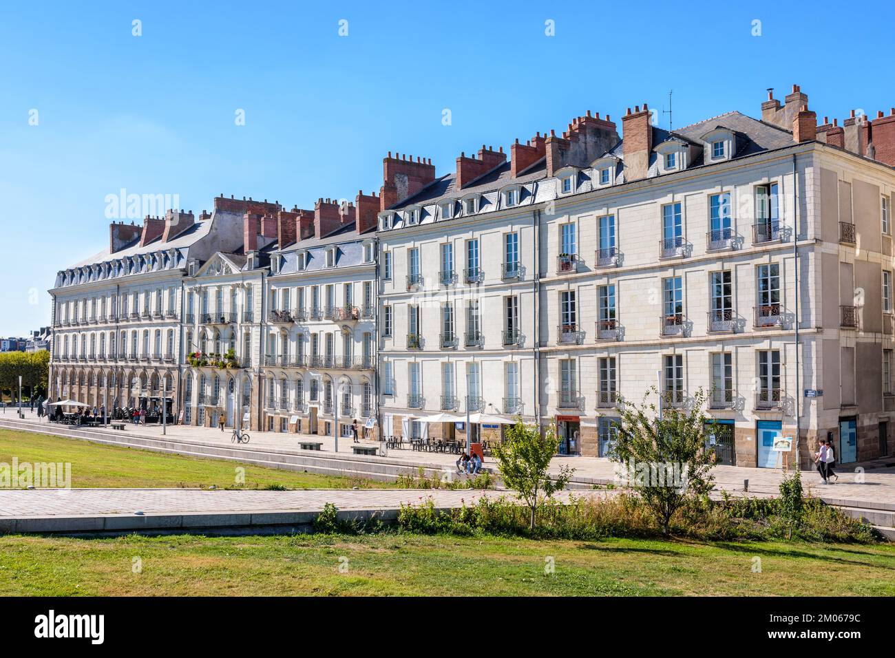 Allgemeiner Blick auf die berühmten schiefen Gebäude auf der Insel Feydeau in Nantes, Frankreich, an einem sonnigen Tag. Stockfoto