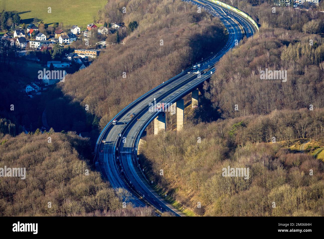 Luftaufnahme, Bauarbeiten mit Notverstärkung am verfallenen und geschlossenen Viadukt Rahmede der Autobahn A45 Sauerlandlinie über Der A Stockfoto