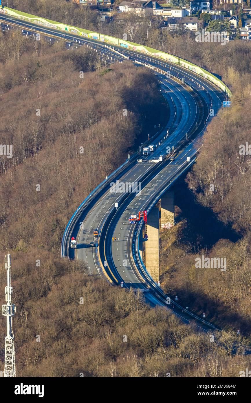 Luftaufnahme, Bauarbeiten mit Notverstärkung am verfallenen und geschlossenen Viadukt Rahmede der Autobahn A45 Sauerlandlinie über Der A Stockfoto