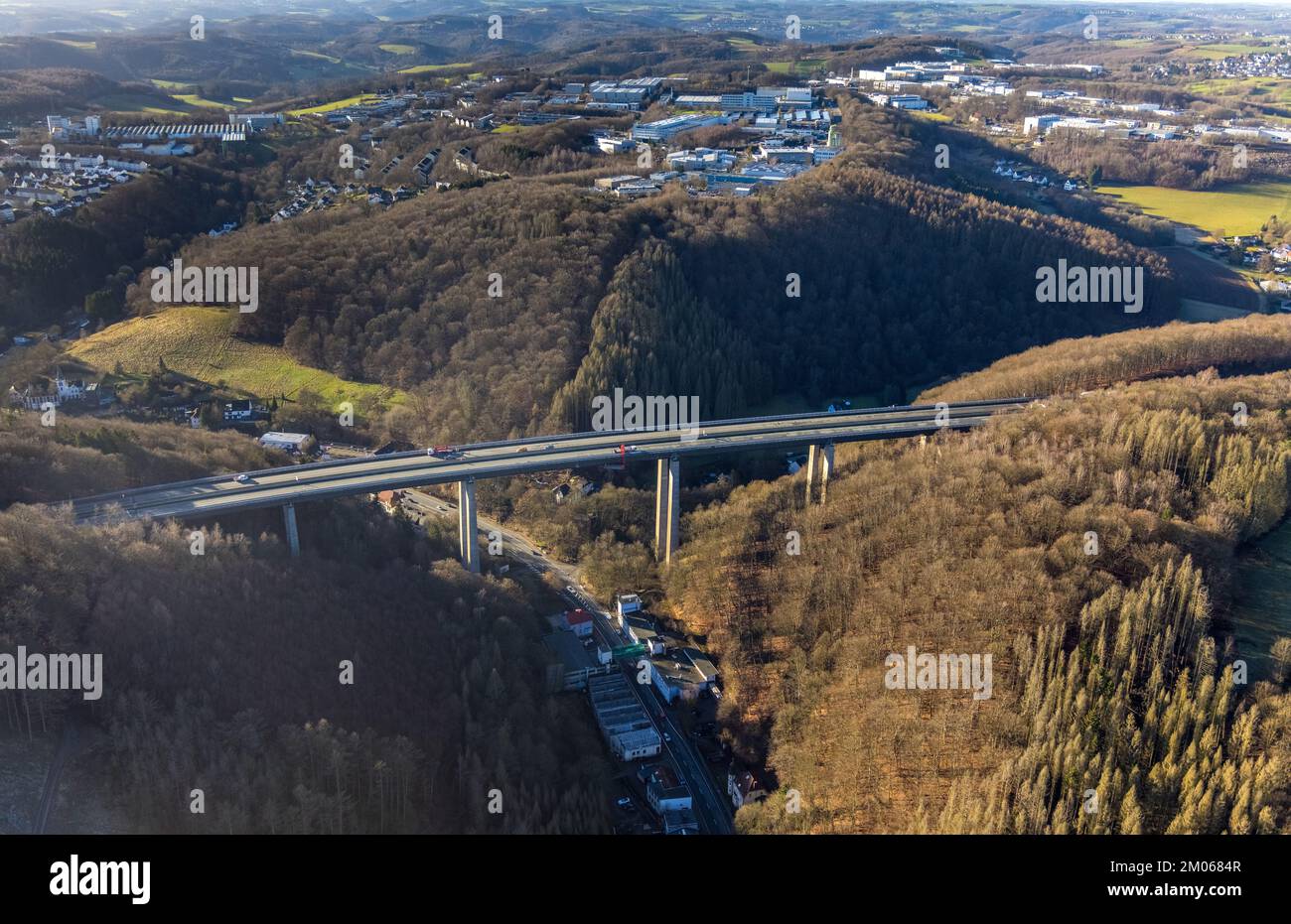 Luftaufnahme, Bauarbeiten mit Notverstärkung am verfallenen und geschlossenen Viadukt Rahmede der Autobahn A45 Sauerlandlinie über Der A Stockfoto