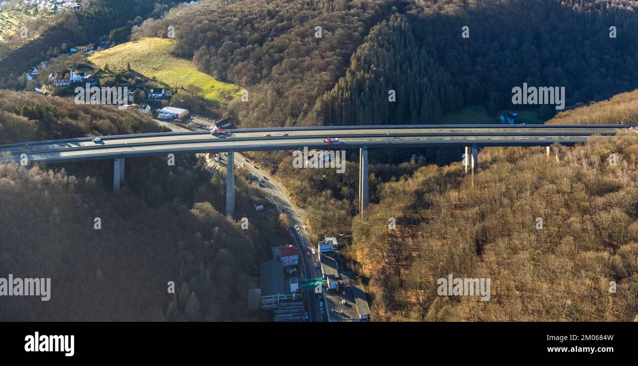 Luftaufnahme, Bauarbeiten mit Notverstärkung am verfallenen und geschlossenen Viadukt Rahmede der Autobahn A45 Sauerlandlinie über Der A Stockfoto