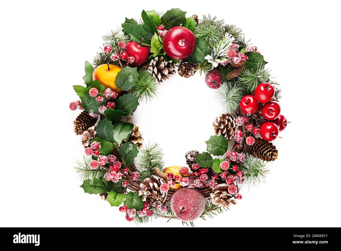 Weihnachtskranz, Weihnachtsdeko, ausgeschnitten, isoliert auf weißem Hintergrund Stockfoto