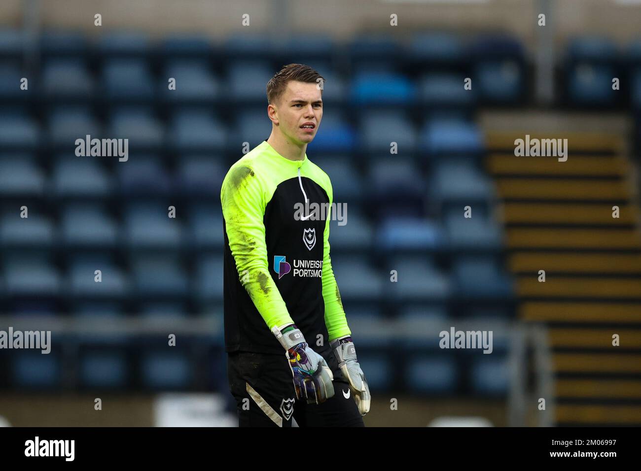 High Wycombe, Großbritannien. 04.. Dezember 2022. Josh Griffiths vom Portsmouth FC (ausgeliehen von West Bromwich Albion) während des Warm-up vor dem Sky Bet League 1-Spiel Wycombe Wanderers vs Portsmouth in Adams Park, High Wycombe, Großbritannien, 4.. Dezember 2022 (Foto von Nick Browning/News Images) in High Wycombe, Großbritannien, am 12./4. Dezember 2022. (Foto von Nick Browning/News Images/Sipa USA) Guthaben: SIPA USA/Alamy Live News Stockfoto