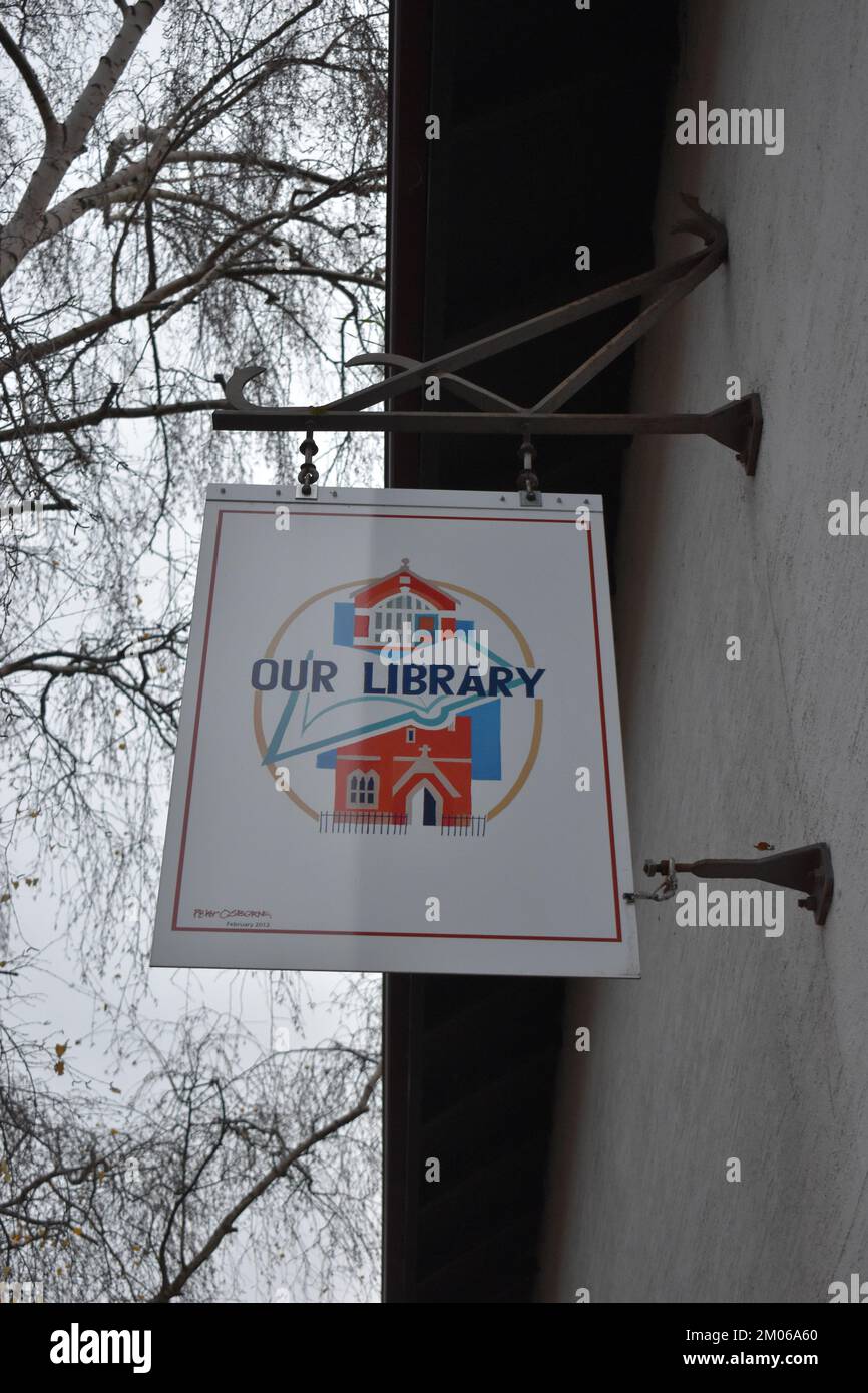 Schild an der Stony Stratford Library: „Unsere Bibliothek“, mit Kopierbereich. Stockfoto
