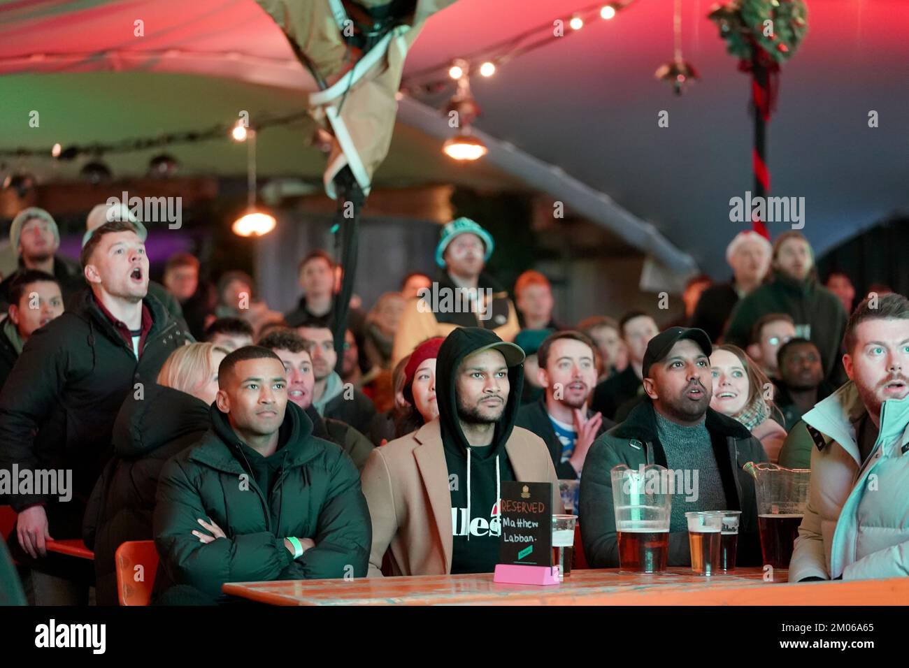 Fans auf dem Essiggarten in London sehen eine Vorführung des 2022. Spiels der FIFA-Weltmeisterschaft von 16 zwischen England und Senegal. Foto: Sonntag, 4. Dezember 2022. Stockfoto