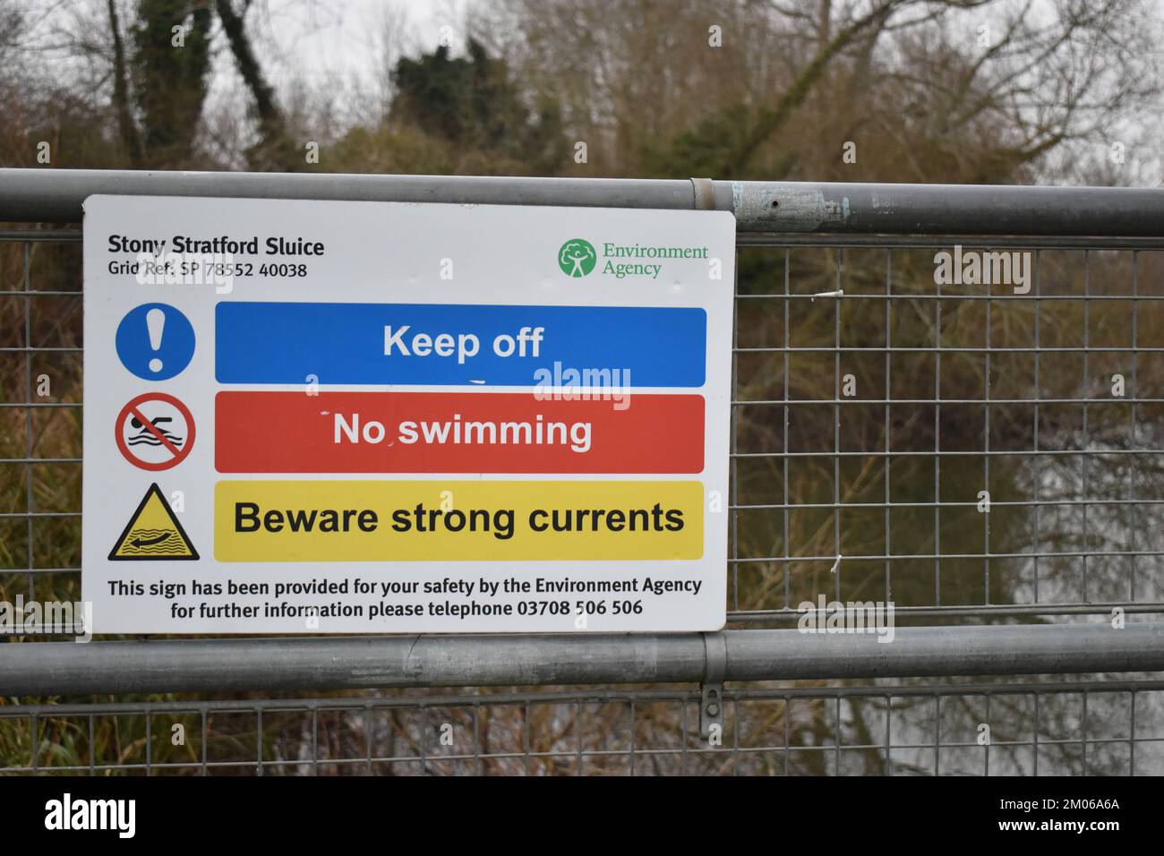 Warnschild an der Schleuse am Fluss Great Ouse in Stony Stratford, mit Kopierbereich. Stockfoto