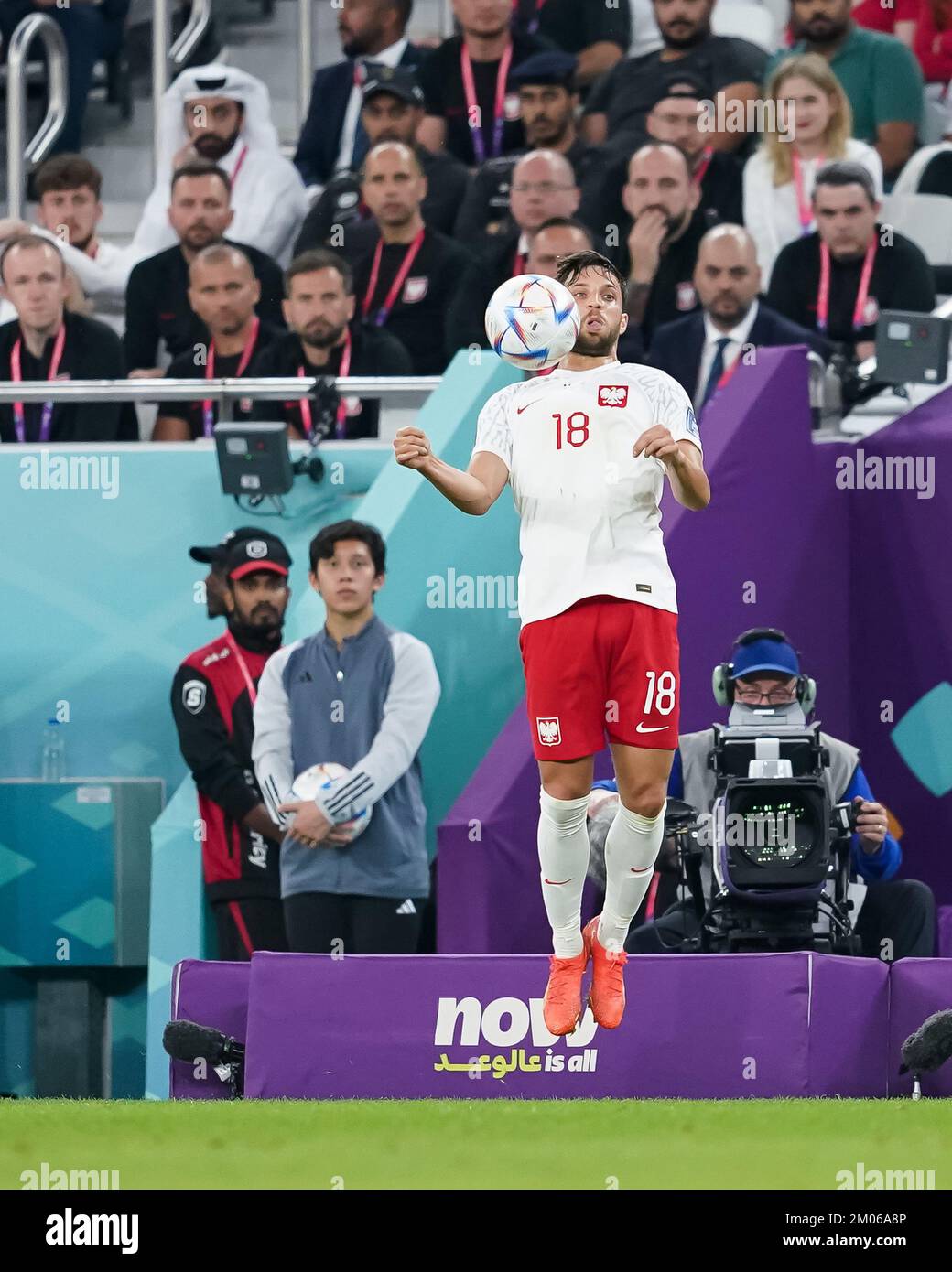 DOHA, KATAR - DEZEMBER 4: Spieler von Polen Bartosz Bereszyński kontrolliert den Ball während des 2022. FIFA-Weltmeisterschafts-2022-Spiels in Katar zwischen Frankreich und Polen im Al Thumama-Stadion am 4. Dezember 16 in Doha, Katar. (Foto: Florencia Tan Jun/PxImages) Stockfoto