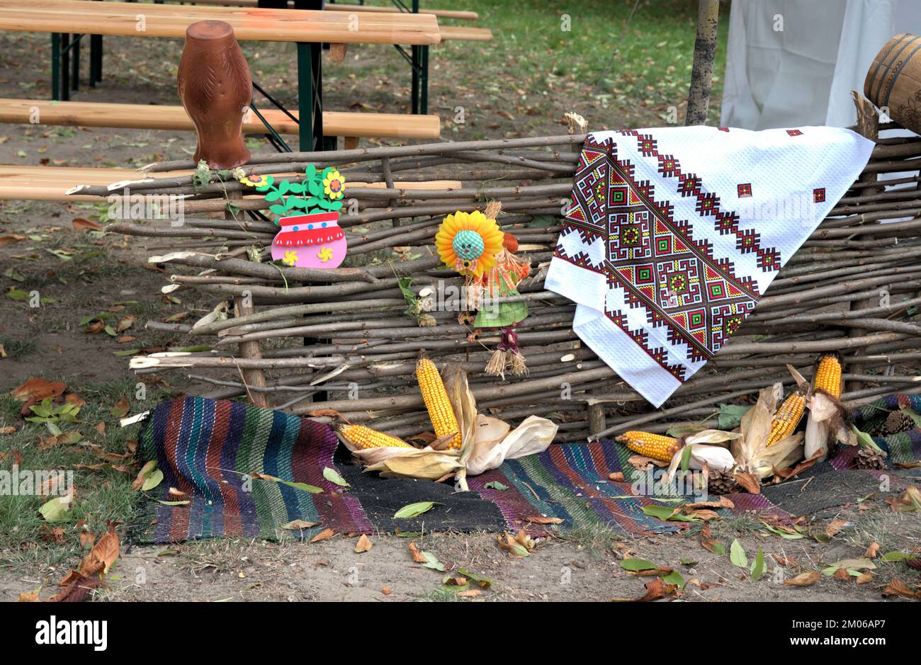 Handgemachtes Landprodukt Korbhecke Kinder Spielzeug Folklorefarbe Teppichtuch wunderschöne Landschaft Moldawien Stockfoto