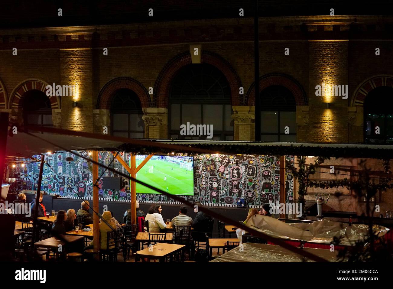 Fans auf dem Essiggarten in London sehen eine Vorführung des 2022. Spiels der FIFA-Weltmeisterschaft von 16 zwischen England und Senegal. Foto: Sonntag, 4. Dezember 2022. Stockfoto