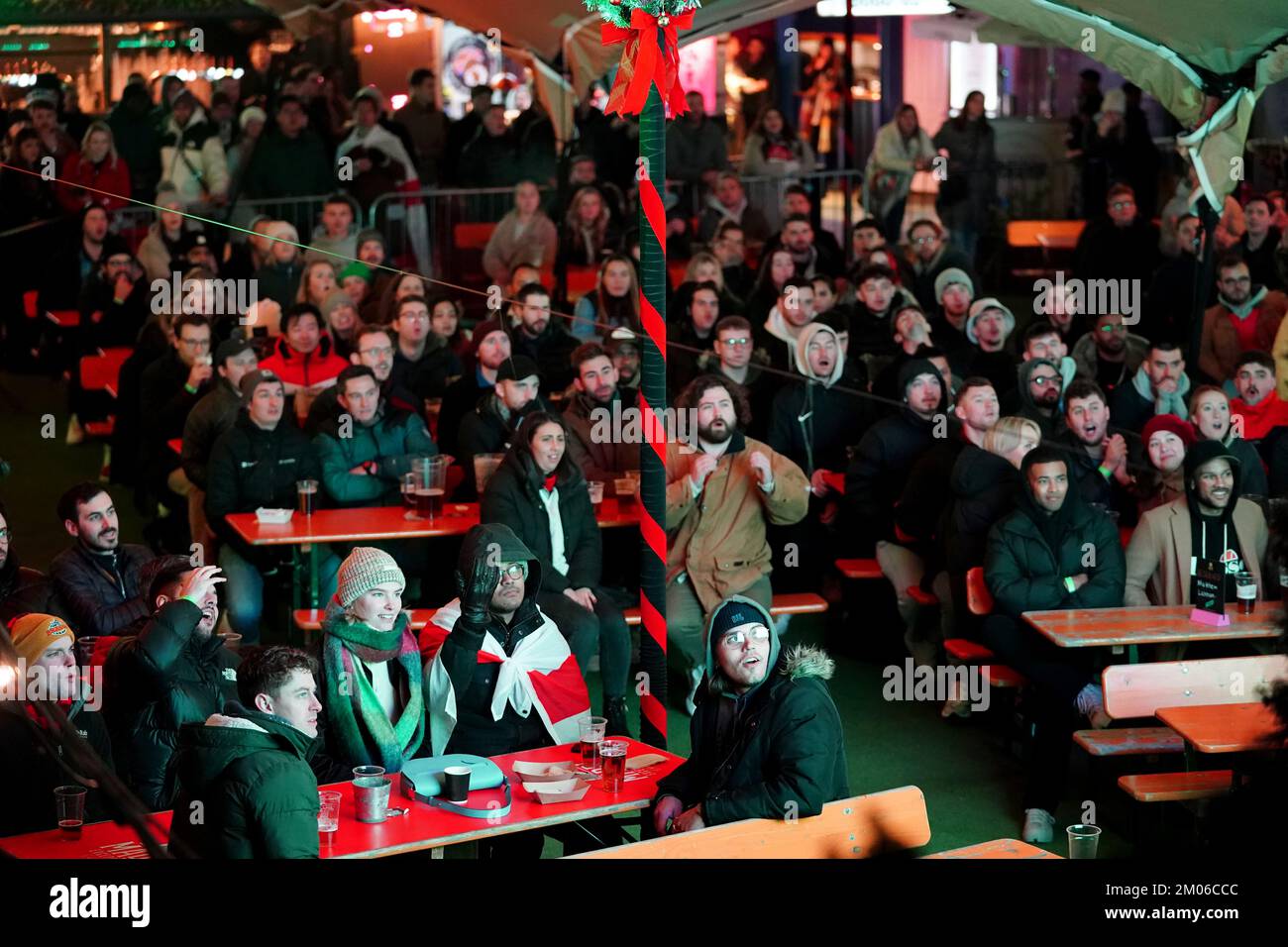 Fans auf dem Essiggarten in London sehen eine Vorführung des 2022. Spiels der FIFA-Weltmeisterschaft von 16 zwischen England und Senegal. Foto: Sonntag, 4. Dezember 2022. Stockfoto