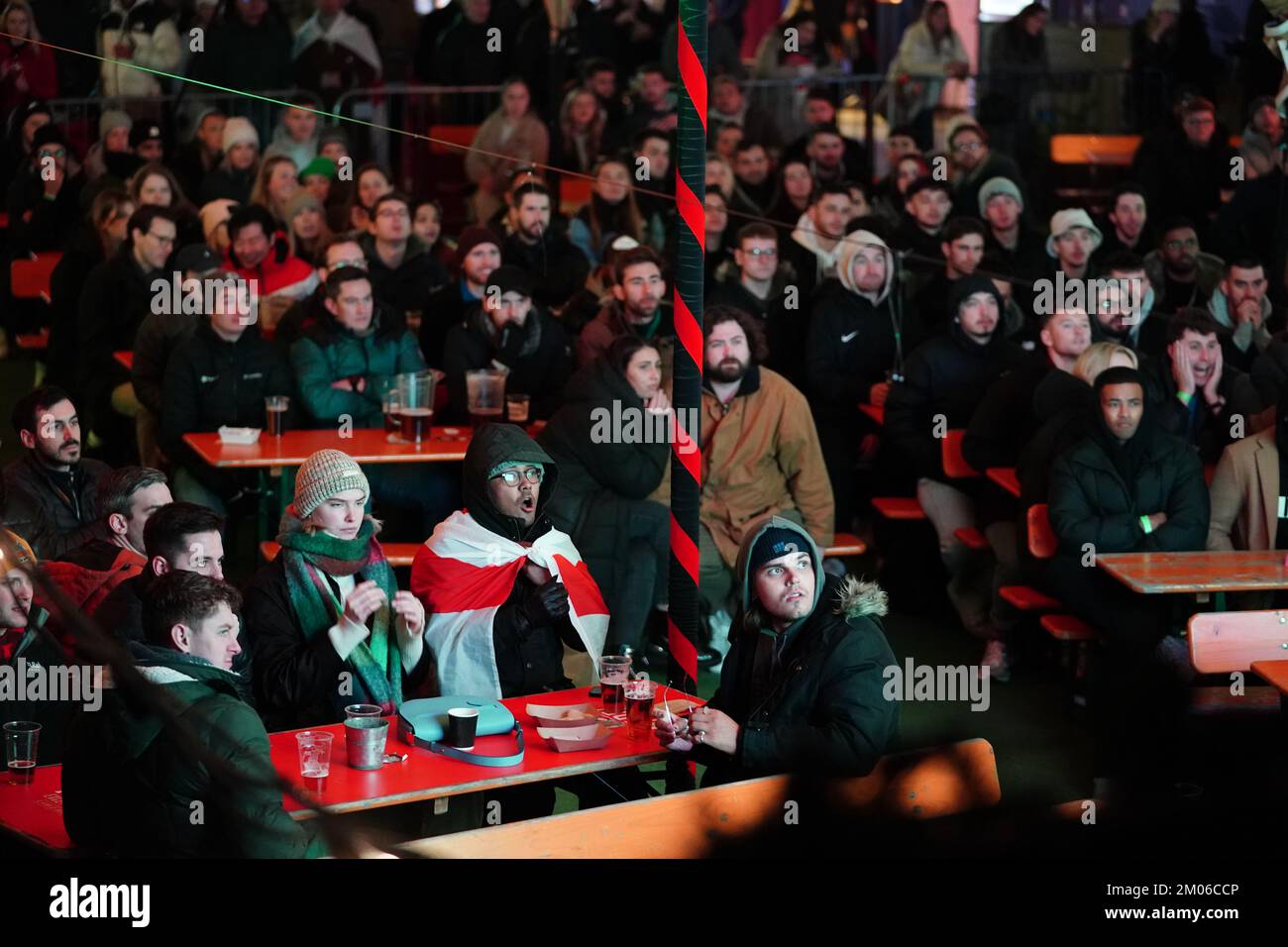 Fans auf dem Essiggarten in London sehen eine Vorführung des 2022. Spiels der FIFA-Weltmeisterschaft von 16 zwischen England und Senegal. Foto: Sonntag, 4. Dezember 2022. Stockfoto