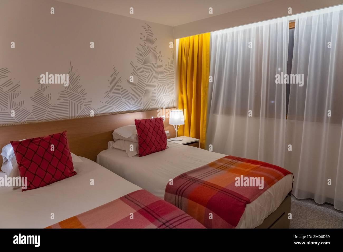 Clubmed Les Arcs Panorama, Les Arcs, Frankreich - 15.02.2022 : Hotelzimmer für zwei Personen. Panorama Hotel, Frankreich. Hochwertiges Foto Stockfoto