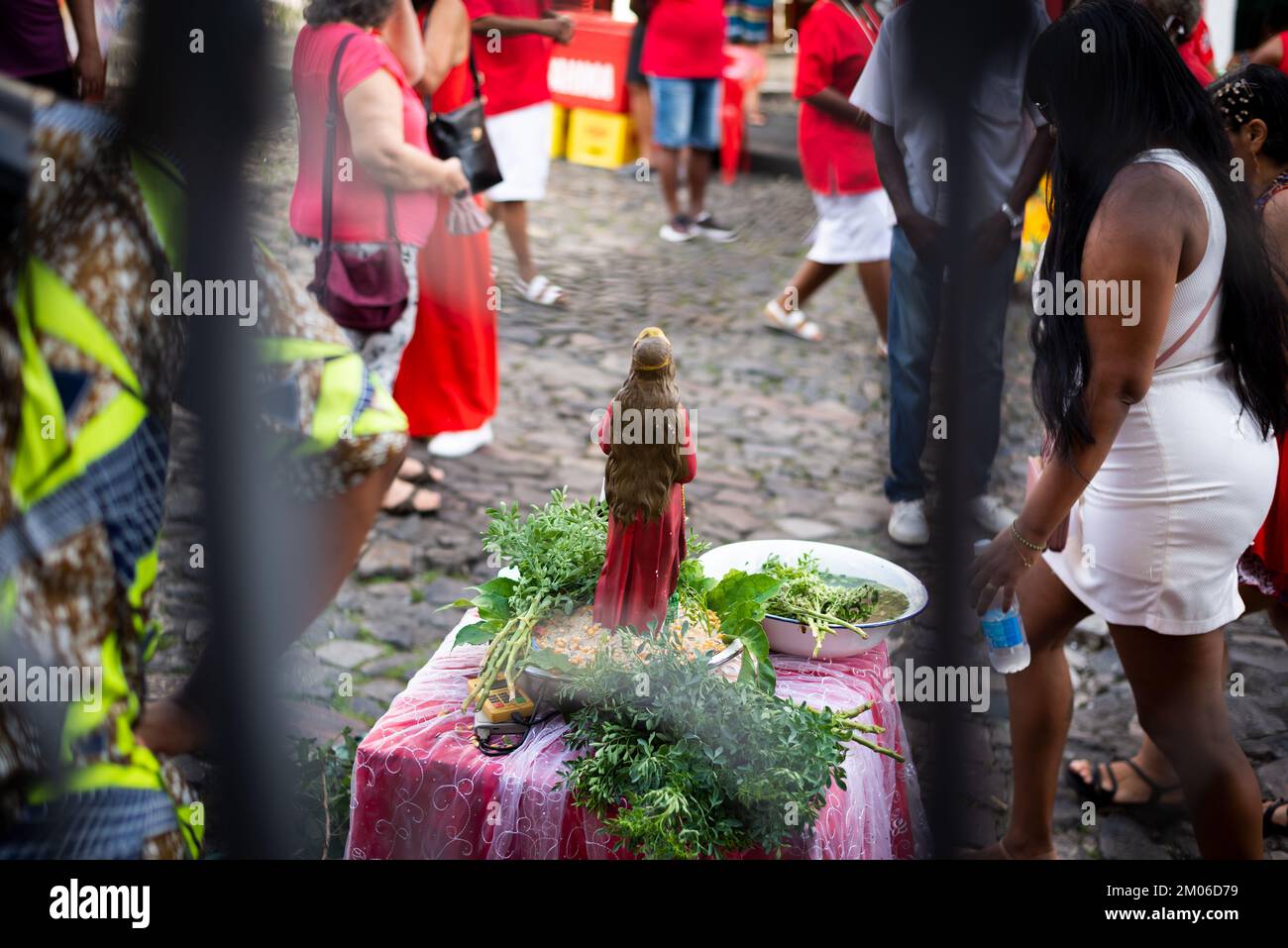 Salvador, Bahia, Brasilien - 04. Dezember 2022: Menschen laufen um ein Bild von Santa Barbara im Largo do Pelourinho in Salvador, Bahia. Stockfoto