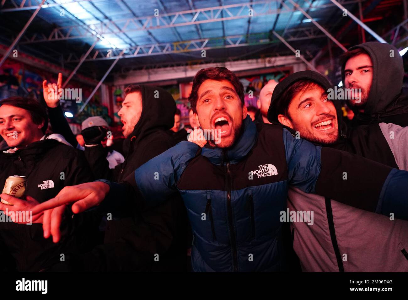 Fans im Fan Park 4TheFans in LDN East, London, reagieren auf eine Vorführung des FIFA World Cupo 2022-Spiels der sechzehn-Runde zwischen England und Senegal. Foto: Sonntag, 4. Dezember 2022. Stockfoto