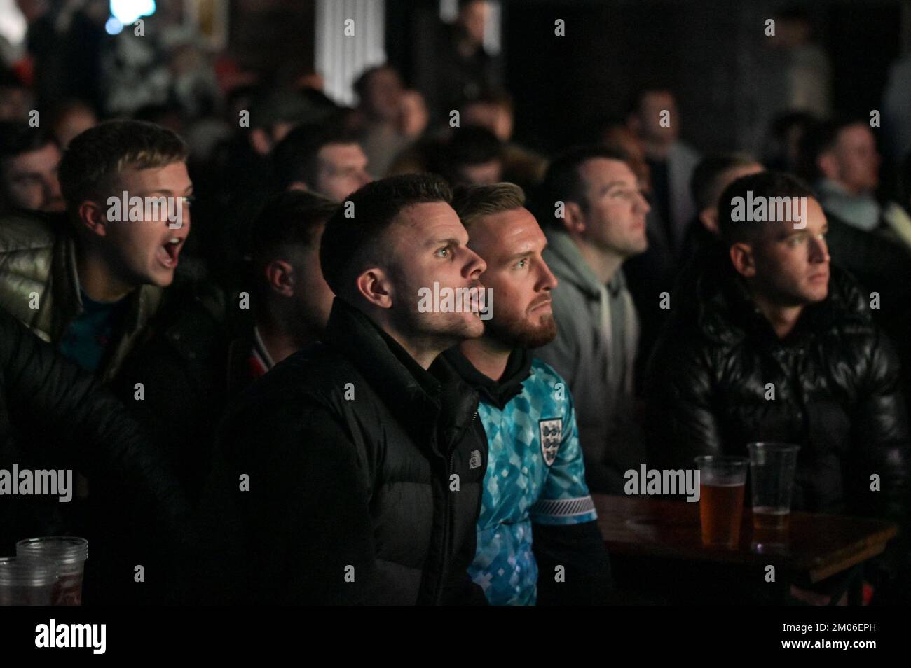 The Mill, Digbeth, Birmingham, 4. Dezember 2022: England spielt im 4TheFans Fan Park in Birmingham gegen Senegal bei der FIFA Fussball-Weltmeisterschaft 2022. Quelle: Stop Press Media/Alamy Live News Stockfoto