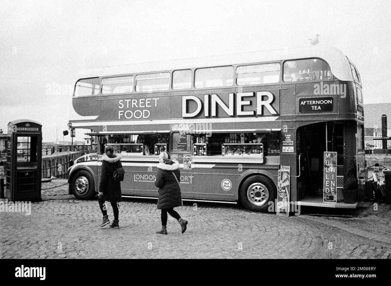 Doppeldeckerbus, der in ein Street Food Diner umgewandelt wurde, Royal Albert Docks, Liverpool, England, Vereinigtes Königreich. Stockfoto