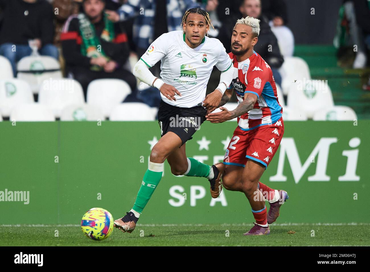 Jordi Mboula vom Real Racing Club und Ze Ricardo von CD Lugo während der La Liga Smartbank im El Sardinero Stadium am 4. Dezember in Santander, Spanien. Stockfoto