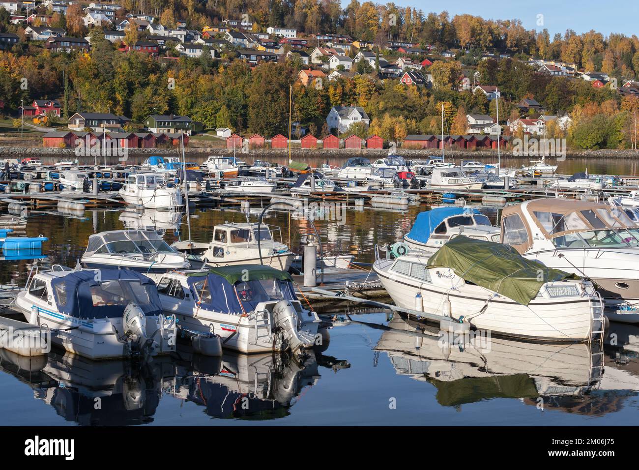 Steinkjer, Norwegen - 16. Oktober 2016: Norwegische Küstenlandschaft mit festgemachten Booten an einem sonnigen Tag Stockfoto