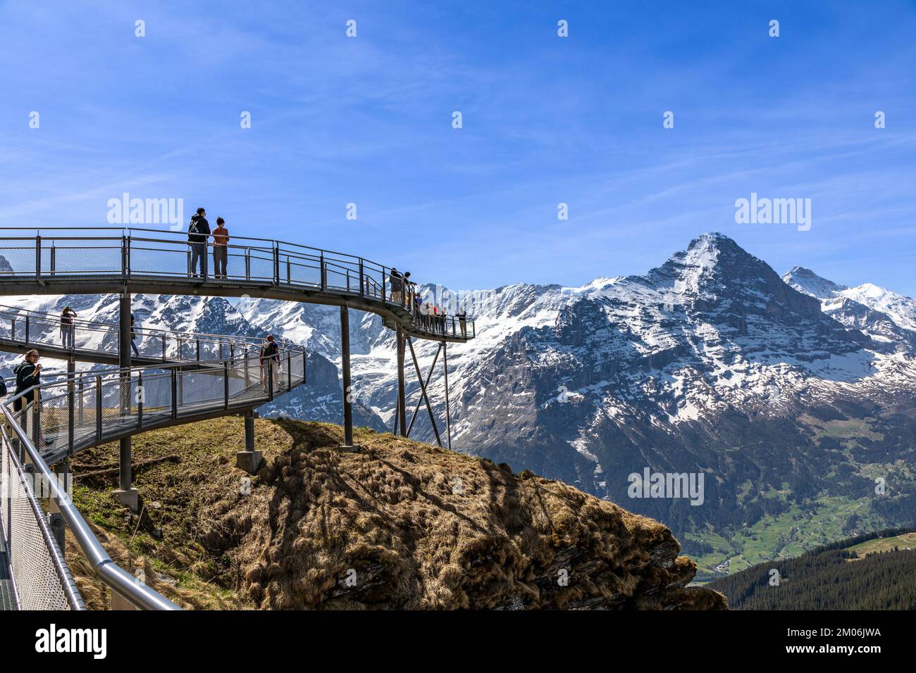 Teil des Fußwegs am ersten Cliff Walk in den Schweizer Alpen mit Blick auf den Eiger Berg in der Jungfrau Gegend. Stockfoto