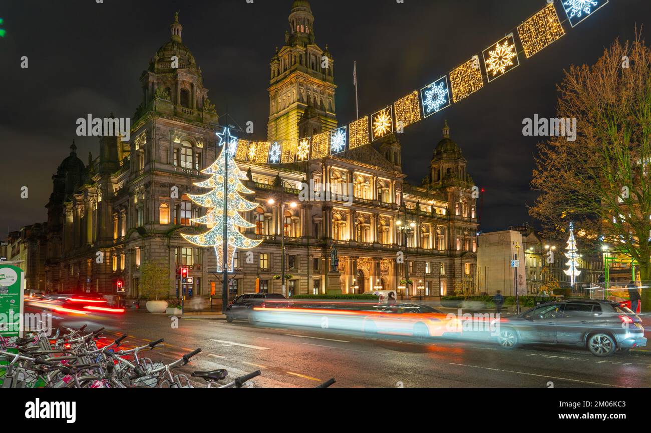 George Square, Glasgow, mit den City Chambers auf der linken Seite. Bild aufgenommen im Dezember 2022. Stockfoto