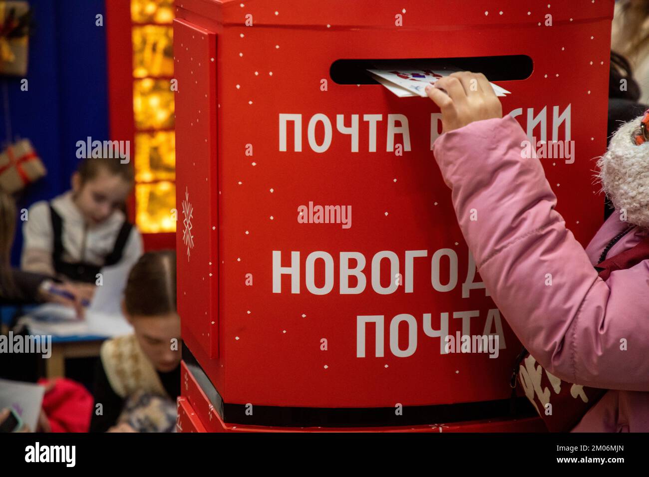 Moskau, Russland. 4.. Dezember 2022. Ein Mädchen schickt einen Brief an den Weihnachtsmann über Weihnachten und den Neujahrspostdienst der russischen Post im Central Children's World Store im Stadtteil Lubjanka in Moskau, Russland. Der Titel lautet "Russische Post. Neujahrsnachricht“ Stockfoto