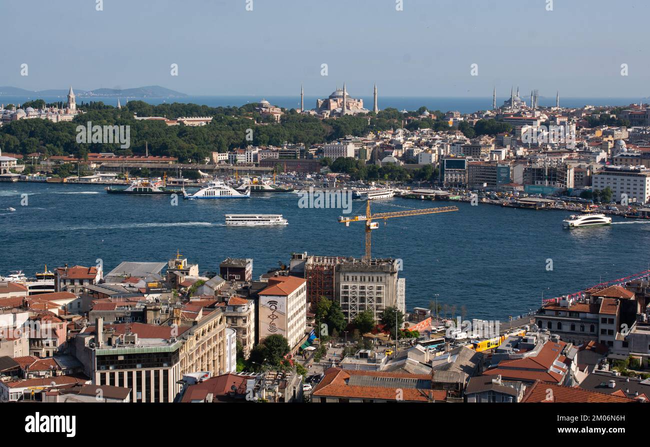 Blick auf Istanbul vom Galataturm in der Türkei. Bucht am Goldenen Horn von Istanbul und Blick auf die Moschee mit dem Sultanahmet-Viertel Stockfoto