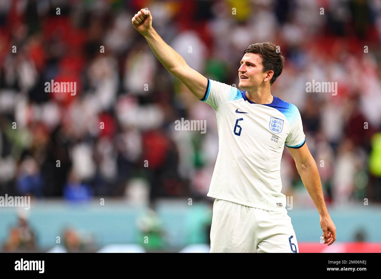 Al-Khor, Katar. 4.. Dezember 2022. Harry Maguire von England würdigt die Zuschauer nach dem Spiel der Runde 16 zwischen England und Senegal der FIFA-Weltmeisterschaft 2022 im Al Bayt Stadium in Al Khor, Katar, am 4. Dezember 2022. Kredit: Ding Xu/Xinhua/Alamy Live News Stockfoto