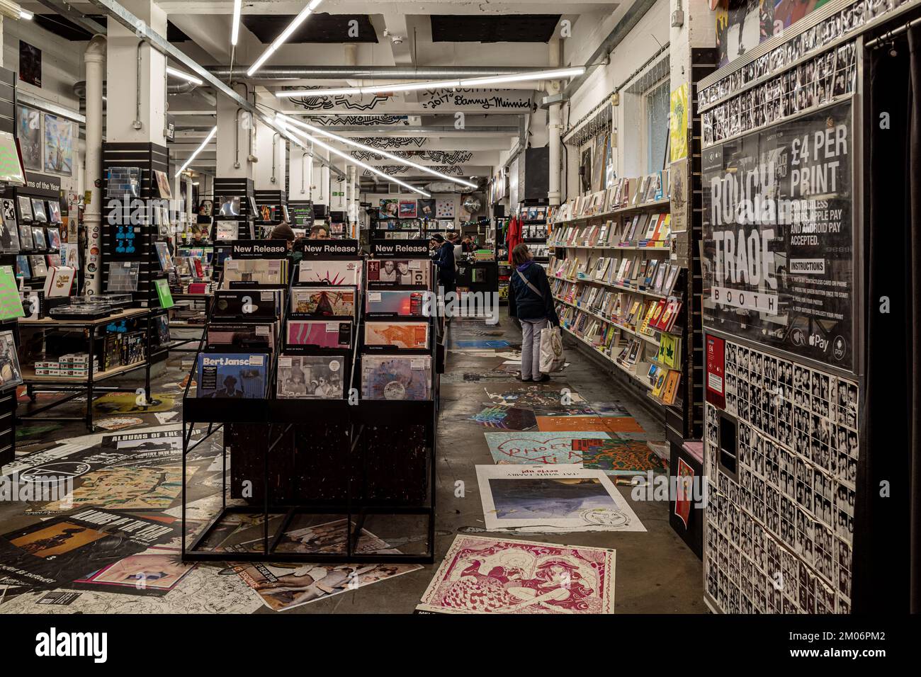 Rough Trade East Record Shop and Cafe - Plattenkäufer stöbern im Rough Trade East Plattenladen an der Brick Lane in Londons modischer Shoreditch Gegend. Stockfoto