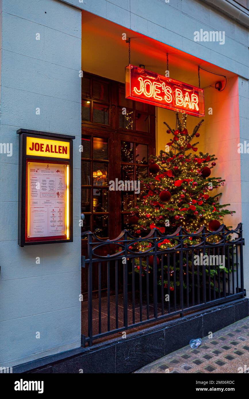 Joe Allen Bar & Restaurant auf der Burleigh Street zwischen dem Strand und Covent Garden im Zentrum von London - Londoner Restaurant im New Yorker Stil, 1977 eröffnet. Joe's Bar. Stockfoto
