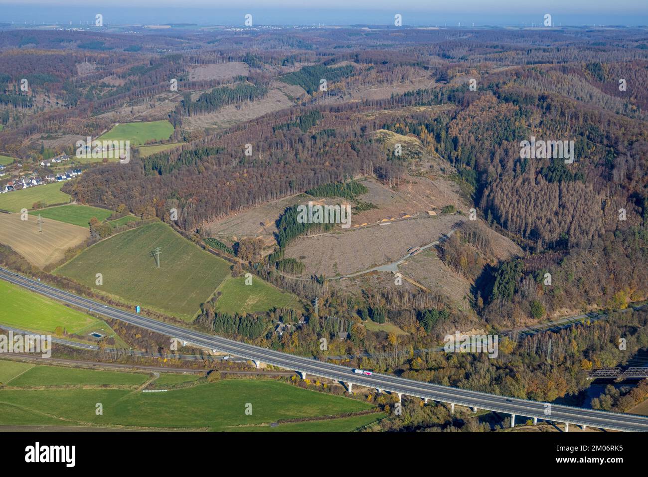 Luftbild, Waldgebiet Uentrop mit Waldschäden an der Autobahn A46 im Stadtteil Uentrop in Arnsberg, Sauerland, Nordrhein-Westfalen, Deutschland Stockfoto