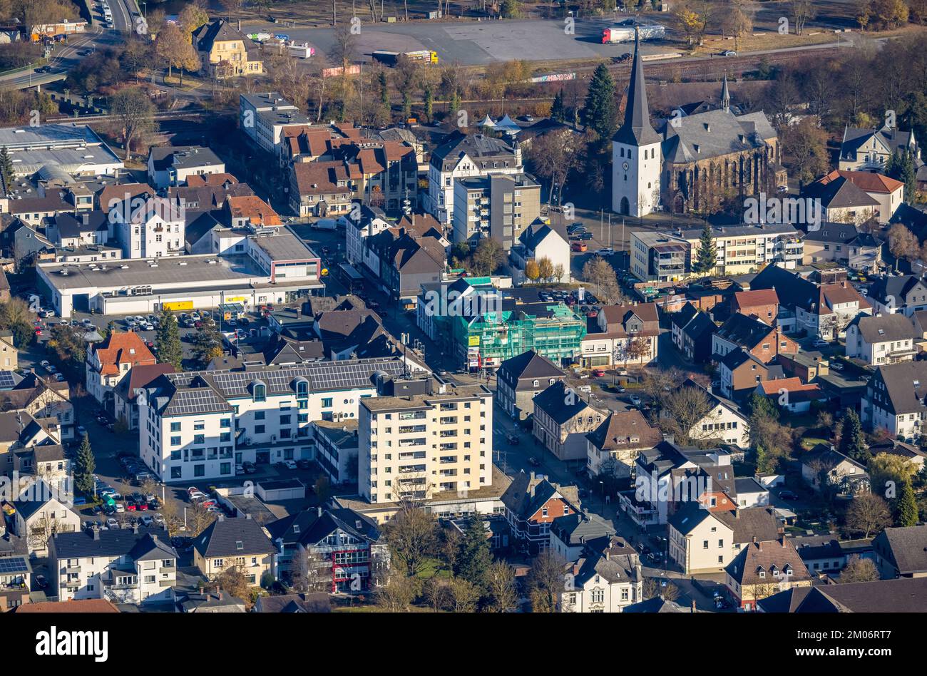 Luftbild, Baustelle an der Heinrich-Lübke-Straße sowie St.-Petri-Kirche im Stadtteil Hüsten in Arnsberg, Sauerland, Nordrhein-Westfalen, Deutschland Stockfoto