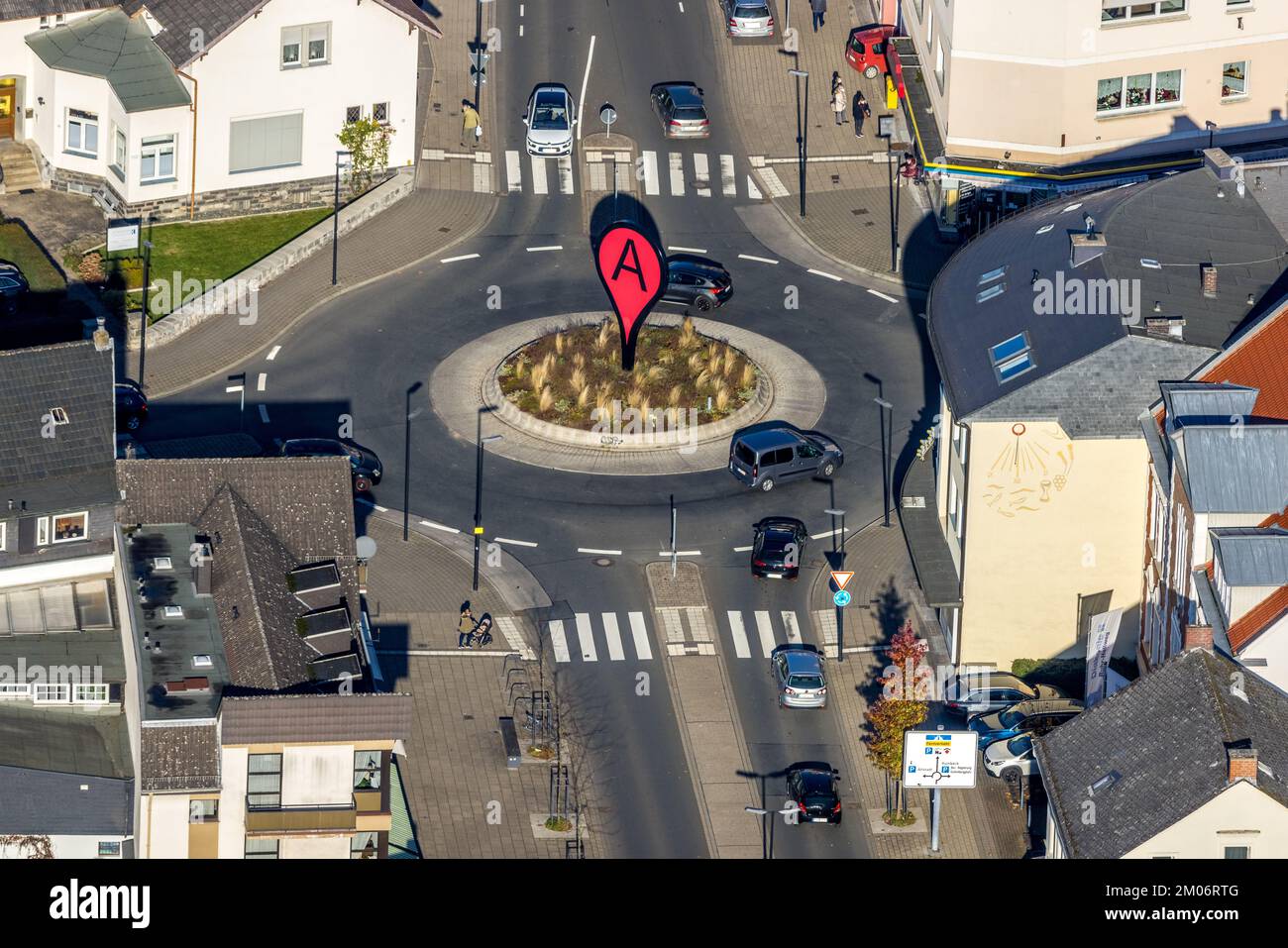 Luftaufnahme, Kreisverkehr am Brückenplatz und Clemens-August-Straße mit Einem A-Schild in Arnsberg, Sauerland, Nordrhein-Westfalen, Deutschland Stockfoto