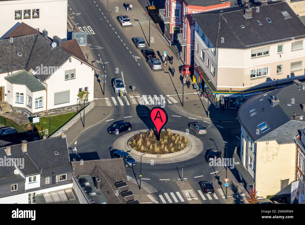 Luftaufnahme, Kreisverkehr am Brückenplatz und Clemens-August-Straße mit Einem A-Schild in Arnsberg, Sauerland, Nordrhein-Westfalen, Deutschland Stockfoto