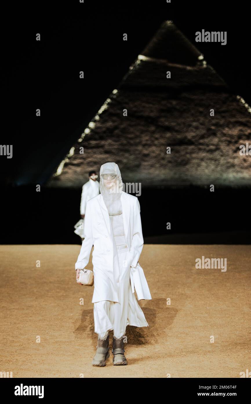 Kairo, Ägypten. 03.. Dezember 2022. Während der Dior Herbst 2023 Menswear Show am 4. Dezember 2022 bei den Pyramiden von Gizeh in Kairo, Ägypten, läuft ein Model auf der Landebahn. (Foto von Ziad Ahmed/NurPhoto) Guthaben: NurPhoto/Alamy Live News Stockfoto