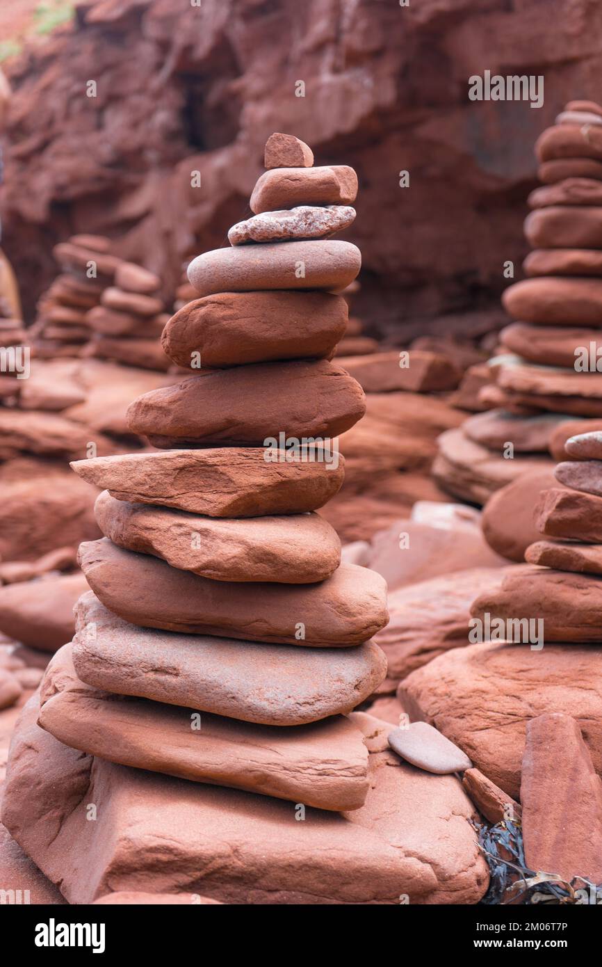 Stacks of Red Sand Rocks Formation in der Nähe von Tea Cup Rock, Prince Edward Island, Kanada Stockfoto