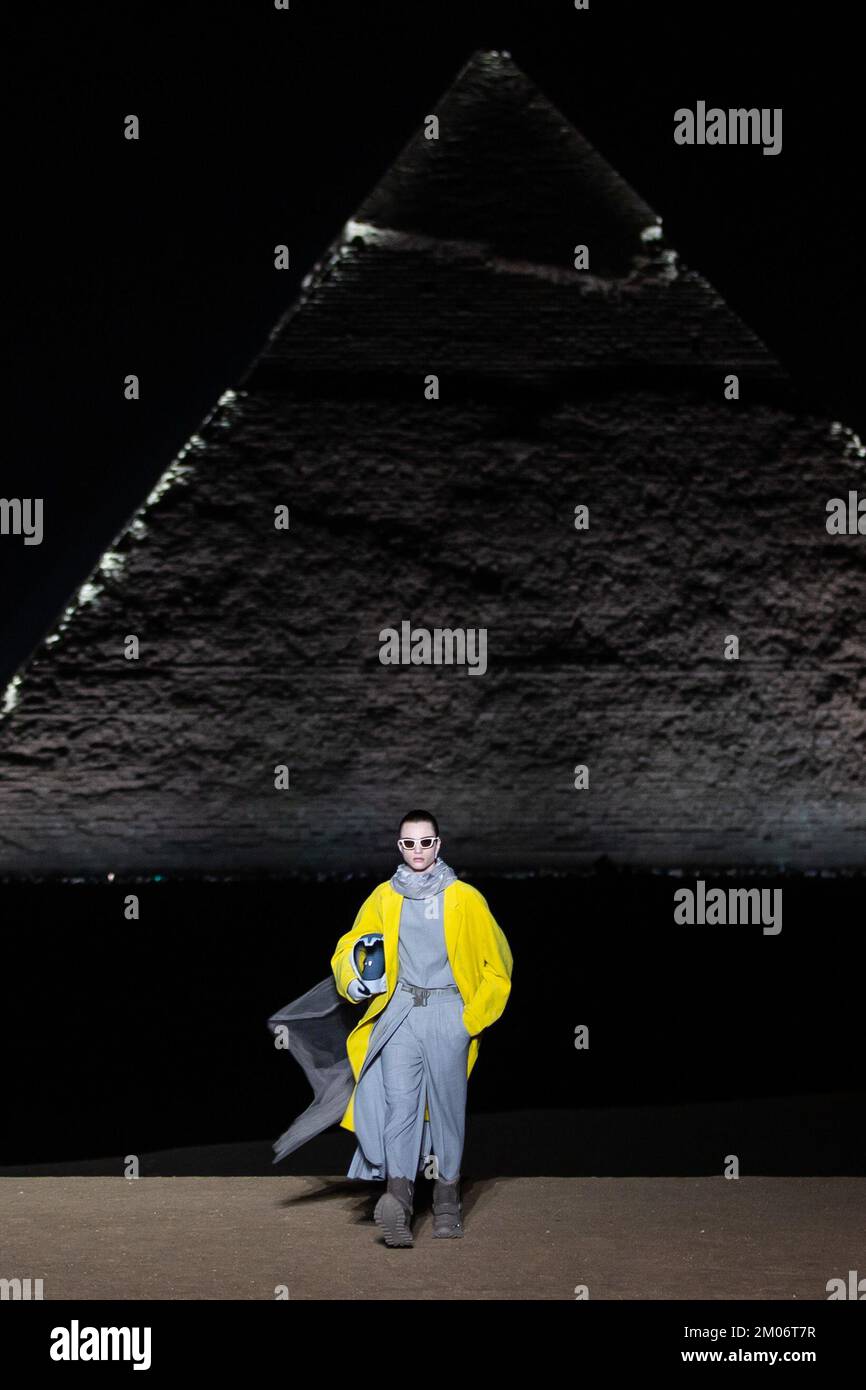 Kairo, Ägypten. 03.. Dezember 2022. Während der Dior Herbst 2023 Menswear Show am 4. Dezember 2022 bei den Pyramiden von Gizeh in Kairo, Ägypten, läuft ein Model auf der Landebahn. (Foto von Ziad Ahmed/NurPhoto) Guthaben: NurPhoto/Alamy Live News Stockfoto