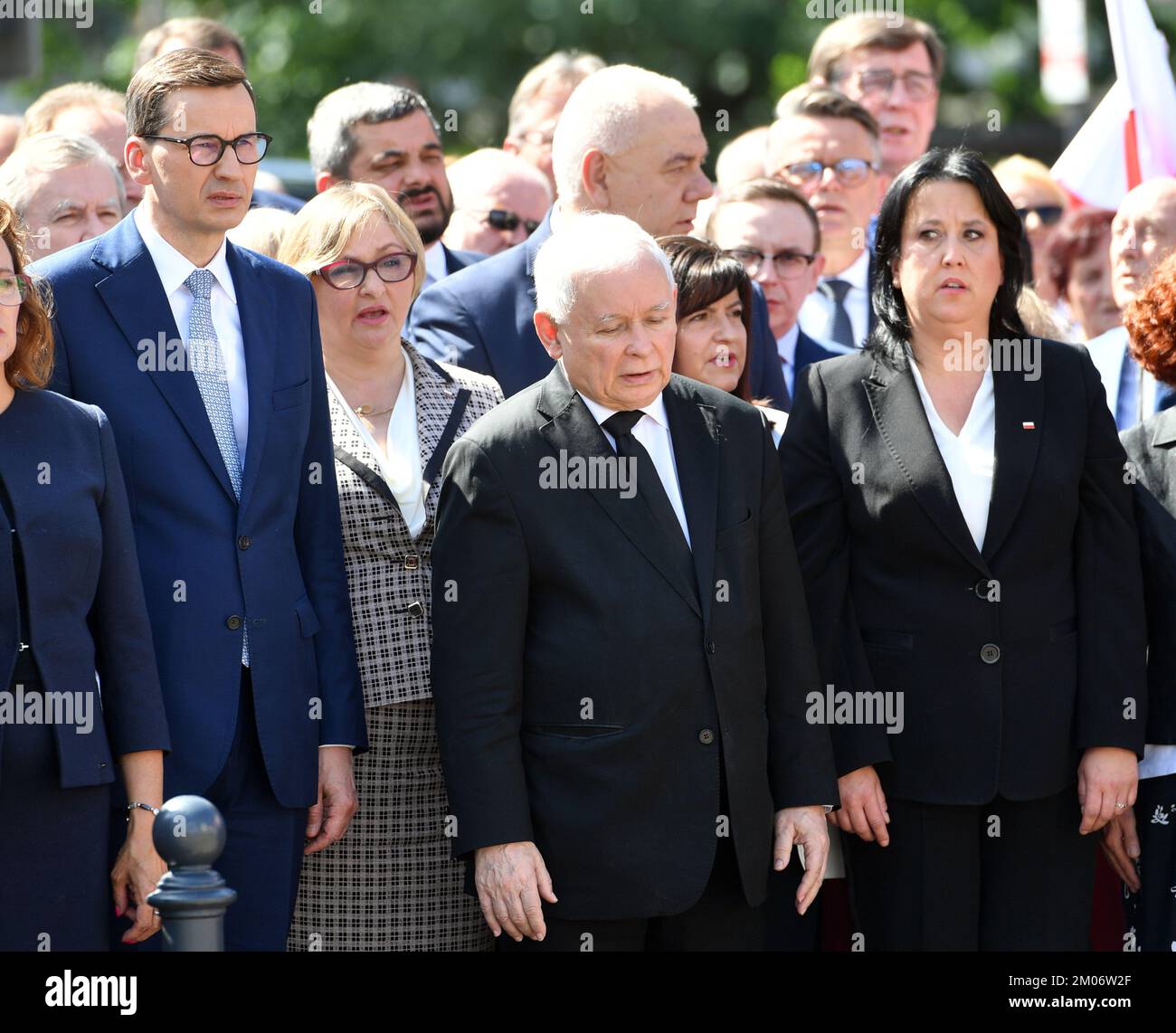 Tarnow, Polen. 18.. Juni 2021. Ministerpräsident der polnischen Regierung Mateusz Morawiecki (L), PiS-Parteipräsident Jaroslaw Kaczynski (C) und PiS-Parteisprecherin Anita Czerwinska (R), die während einer feierlichen Enthüllung des Lech-Kaczynski-Denkmals in Tarnow gesehen wurde. Der polnische Präsident Lech Kaczynski starb beim Absturz des Regierungsflugzeugs TU 154M am 10. April 2010 über Smolensk (Russland). (Foto: Alex Bona/SOPA Images/Sipa USA) Guthaben: SIPA USA/Alamy Live News Stockfoto