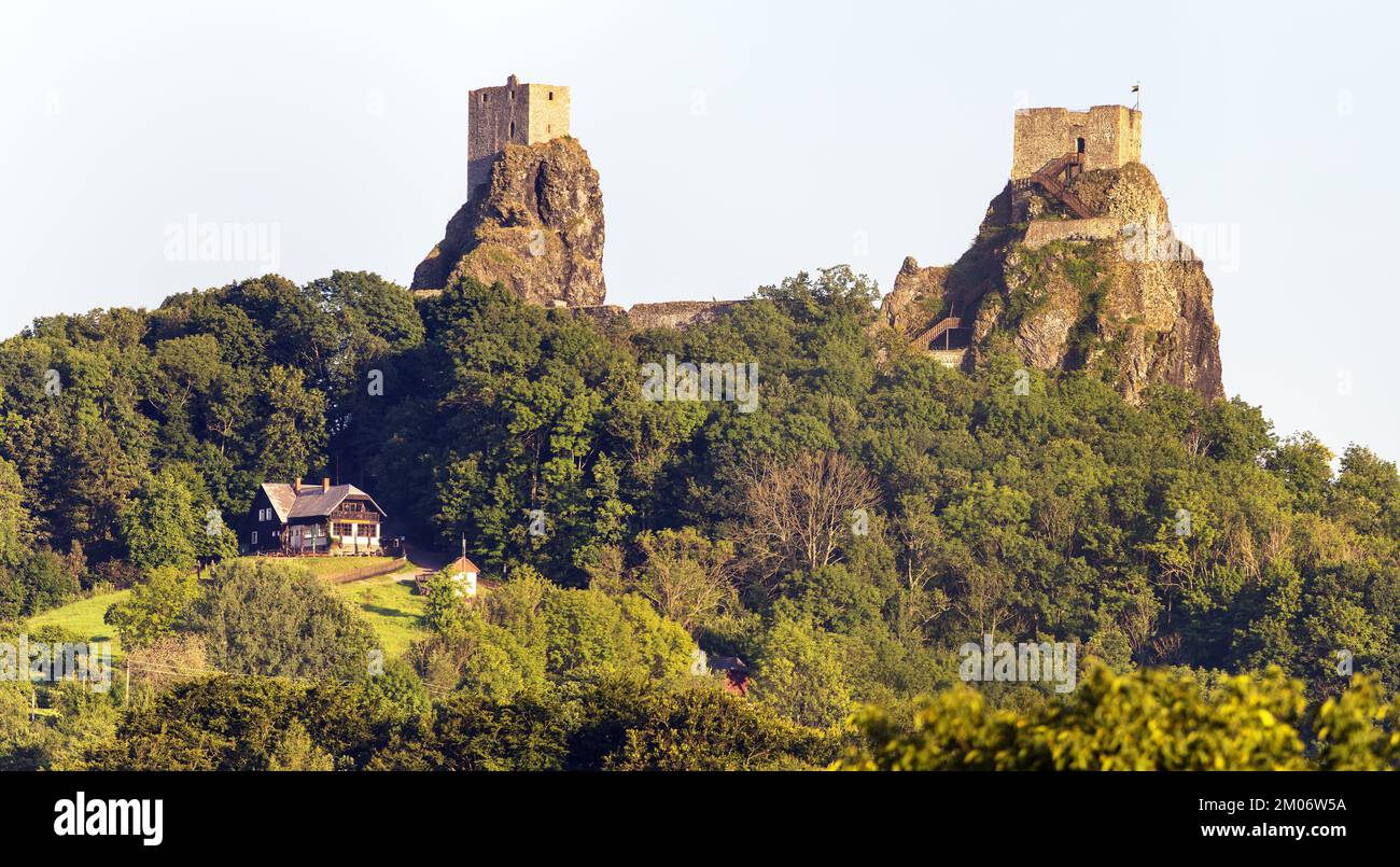 Trosky Burgruinen, zwei Türme genannt pana und baba, Böhmen, Tschechische Paradies, Tschechische Republik Stockfoto