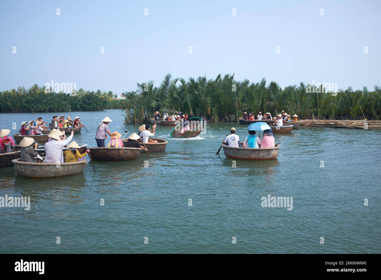 Korbbootfahrt in den Feuchtgebieten in der Nähe von Hoi an Vietnam Stockfoto