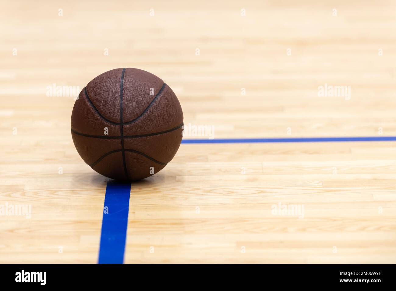 Basketball auf Parkettboden. Horizontales Sportposter, Grußkarten, Kopfzeilen, Website und App Stockfoto