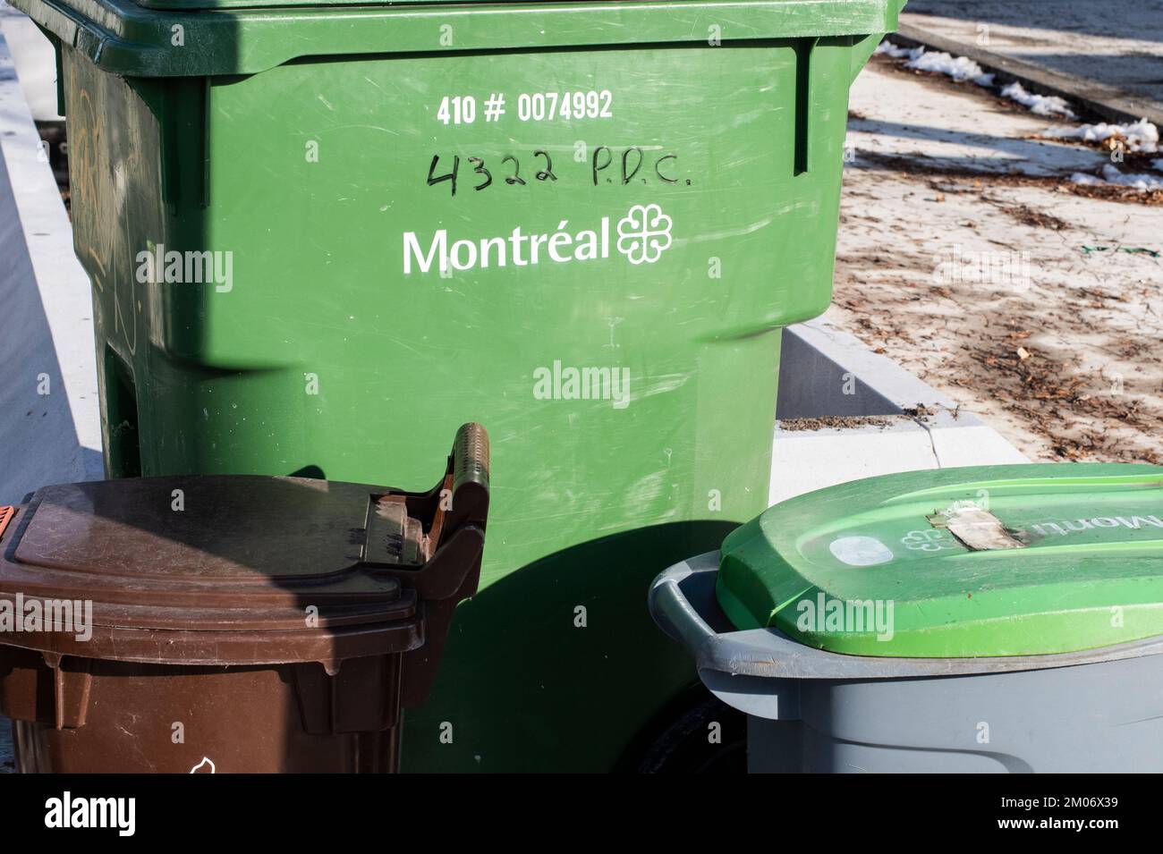 Grüne Mülltonnen und Mülltonnen in Montreal, Quebec, Kanada Stockfoto