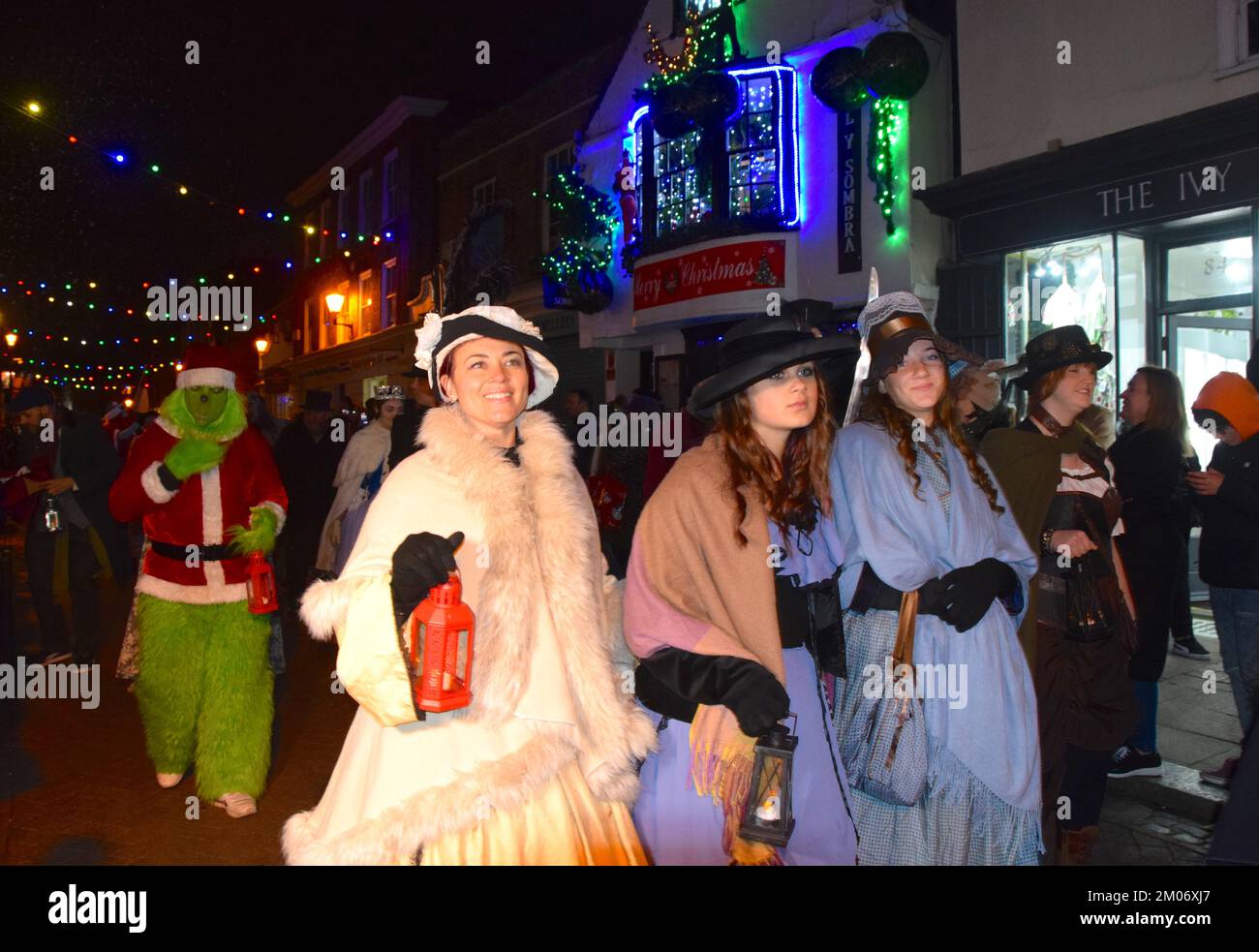 Rochester ging zurück in die viktorianische Epoche, um den Autor Charles Dickens mit dem Dickensian Christmas Festival der Stadt zu feiern. Viele berühmte Figuren Stockfoto